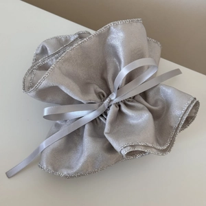 Pochette cadeau argentée métallisée élégante avec un nœud délicat en ruban de soie