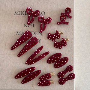 Detailansicht weinroter Haarklammern mit Polka-Dots inklusive einzigartigem Welpen-Design