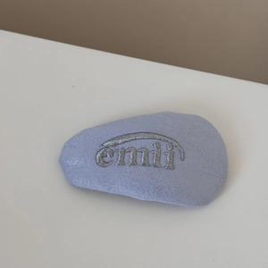 Détail de l'élastique en tissu violet clair avec broderie du logo emii en fil argent