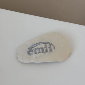 Broderie détaillée sur accessoire cheveux en tissu crème avec lettrage emii argenté
