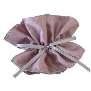 Pochette cadeau rose avec texture pailletée et bordure en dentelle argentée