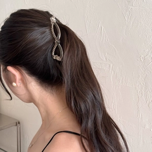 French hollow bow-shaped banana clip in clear acrylic for thick hair on model