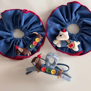 Ensemble de trois chouchous en denim avec broderie teckel et boutons colorés