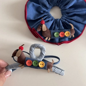 Ensemble chouchou en denim bleu et pince à cheveux avec charmants teckels et boutons colorés