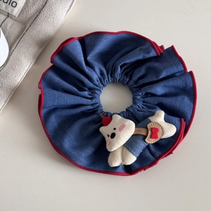 Chouchou en denim bleu avec bordure rouge et une mignonne petite peluche de chaton