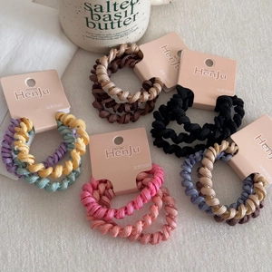 Hochelastische Spiral-Haargummis in Morandi-Farben auf Karton-Display für Damen-Zöpfe