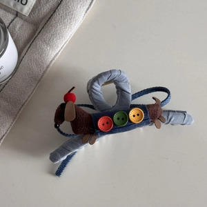 Détail du chouchou bleu avec chien teckel en tricot et boutons colorés fantaisie