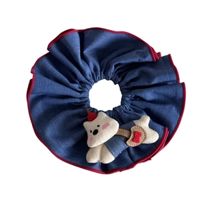 Accessoire bleu en denim pour animaux avec chiot en peluche et bordure rouge