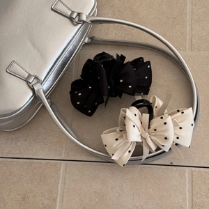 Lot de deux pinces à cheveux à nœuds à pois noirs et blanc crème en tissu satiné