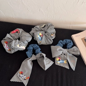 Chouchous à carreaux noir et blanc avec broderies de chiens et longs rubans élégants