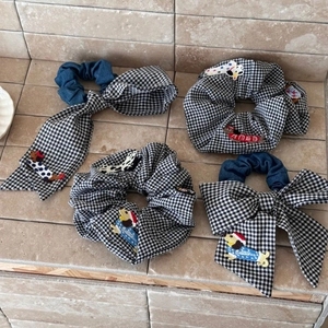 Détail de chouchous à carreaux noirs et blancs avec broderies de teckels élégantes