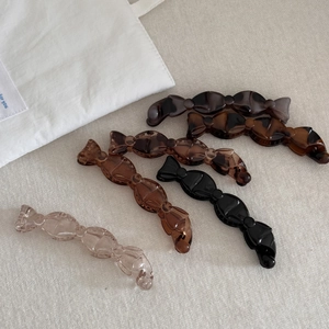 Détail de 5 pinces à cheveux banane à nœud en résine, motifs écailles et couleurs unies