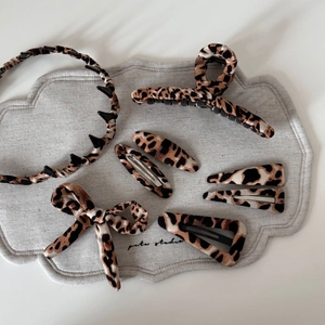 Macro shot of 7-piece leopard print hair accessory set with headband and clips