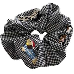 Chouchou vichy avec patchs brodés de chiens mignons et motif à carreaux noir et blanc