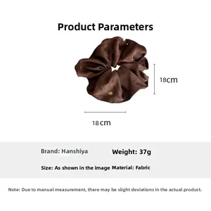 Detailansicht der 18cm braunen Satin Haargummis mit Größenangaben und Stoffstruktur
