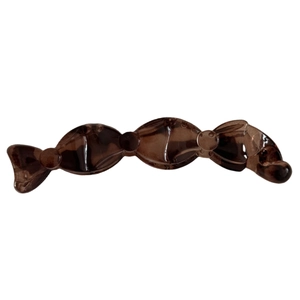 Pince à cheveux banane marron foncé élégante avec finition en résine brillante sur fond blanc