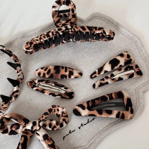 Elegant 7-piece leopard print hair accessory set with large claw clip and various hair pins