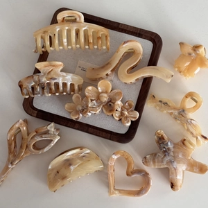 Set de pinces à cheveux étoiles de mer et fleurs texture ambre marbré pour style élégant