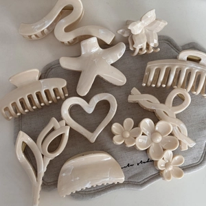 Chic cream-colored starfish and flower claw clips with elegant marble texture finish