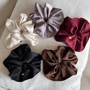 Elegante Satin-Haargummis mit goldenen Markenetiketten in fünf verschiedenen Farben