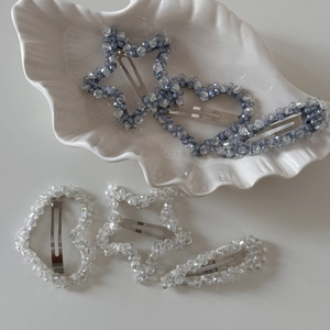Lot de 6 barrettes en cristal forme étoile et cœur en bleu gris et blanc clair