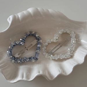 Barrettes à cheveux élégantes en cristal en forme de cœur dans un plateau en céramique