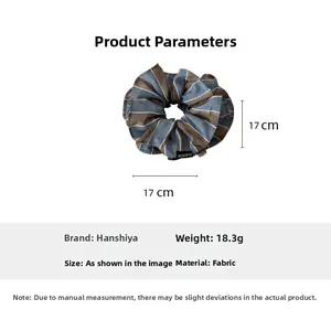 Détail d'un chouchou en tissu rayé rétro avec un diamètre de 17cm et étiquette mode
