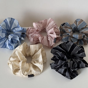 Lot de cinq chouchous en tissu rayé coloré avec étiquette de mode pour coiffure élégante