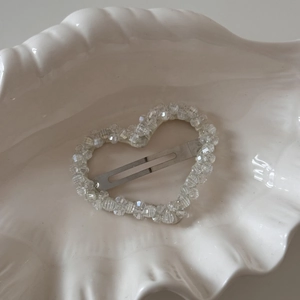 Détail de la pince à cheveux en forme de cœur avec cristaux facettés et clip argent