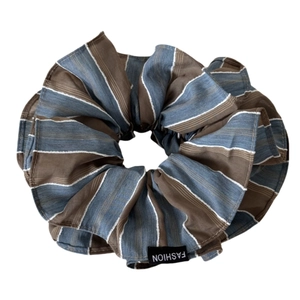 Chouchou rayé bicolore bleu et marron avec étiquette mode sur fond blanc pur