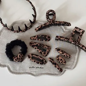 Vintage Leopard Print Fabric Hair Clips Cloth Wrapped Shark Clips Claw Clips Non-Slip Headbands Hair Ties For Women Daily Styling Accessories