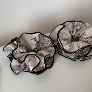 Set of two off-white floral scrunchies with black piping and elegant jacquard patterns