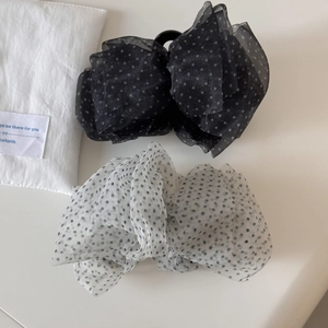 Vue détaillée des pinces à cheveux en mousseline à pois rétro, coloris noir et blanc élégant