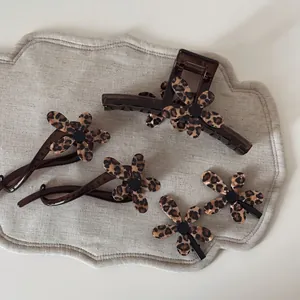 Ensemble de Pinces à Cheveux Fleur en Résine Imprimé Léopard Grosse Pince Crabe Pince Banane pour Femmes Mode Quotidienne