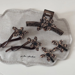 Lot de cinq pinces à cheveux en résine léopard avec motifs floraux sur fond en lin