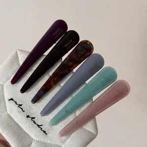 Lot de 6 barrettes en acétate aux couleurs assorties sur un support matelassé blanc