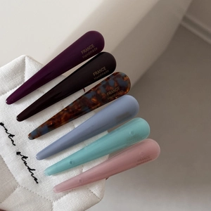 Détail de six barrettes en acétate coloré avec inscription dorée faite à la main