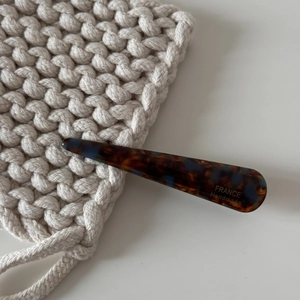 Gros plan sur la barrette motif écaille de tortue avec gravure dorée France Handmade