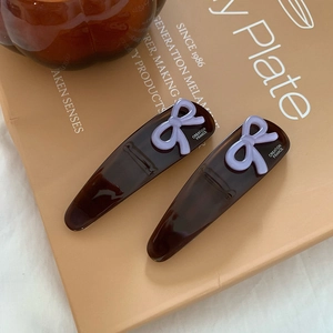 Set di due fermagli per capelli in acetato marrone con fiocchi viola e design a goccia