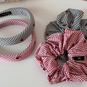 Set cerchietto e scrunchie a quadretti rossi e neri con ricami a forma di ciliegia