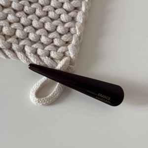 Détail de la pince à cheveux en acétate écaille avec l'inscription France Handmade