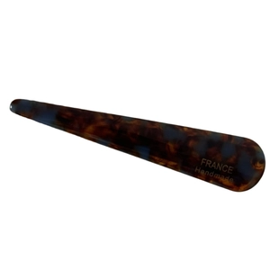 Pince à cheveux en acétate écaille avec lettrage doré France Handmade sur fond blanc