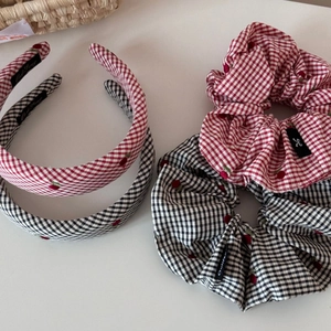 Set cerchietto e elastico a quadretti con ricamo a ciliegia per acconciature moda