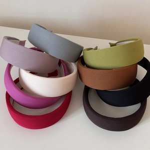 Détail de serre-têtes en tissu côtelé montrant la texture et les diverses options de couleurs