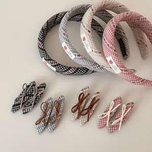Serre-tête Rembourré en Tissu Vichy Douce Avec Patch Fraise Broderie Florale Bandeau Fait à la Main Pour Femme Quotidien
