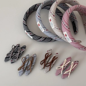 Serre-tête à carreaux et barrettes avec patchs fraise et broderie florale colorée