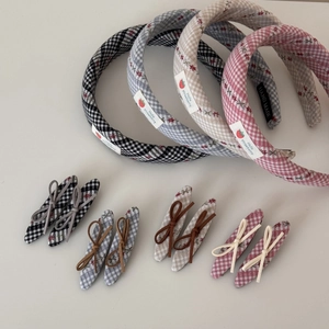 Détails de bandeaux à carreaux faits main avec patch fraise et broderie florale fine
