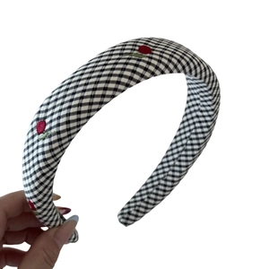 Cerchietto imbottito a quadretti con ricami floreali rossi per un look capelli elegante