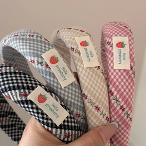 Serre-têtes rembourrés à carreaux et fraises en couleurs variées pour un style chic