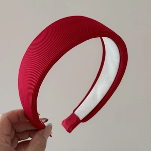 Gros plan sur la texture rayée rouge et le rembourrage intérieur blanc du serre-tête